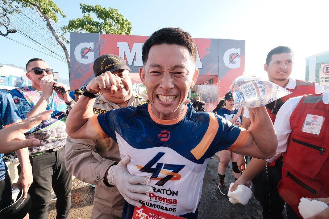 La alegría de Shin al llegar a la meta.