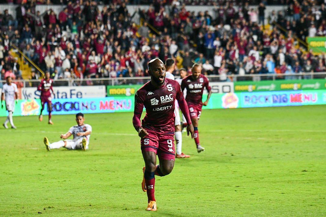 Javon Romario East es un futbolista jamaicano que denunció insultos racistas de su entrenador en el Saprissa.