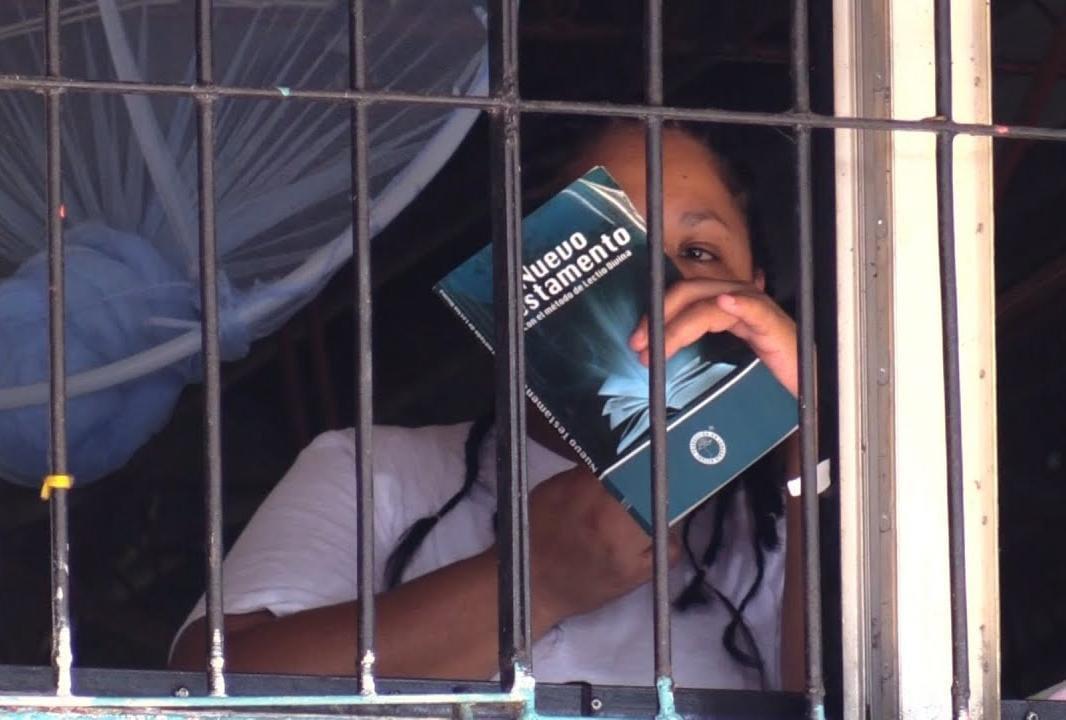 Regalan libros a mujeres presas en la PNFAS