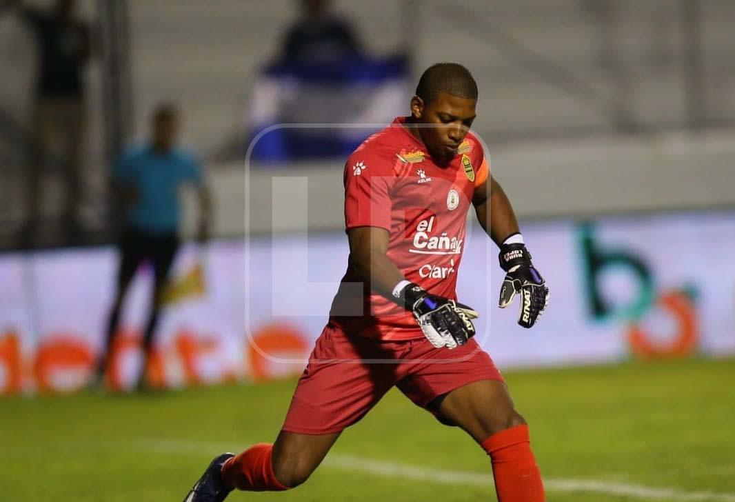 Buba López nuevamente fue la figura del Real España bajo los tres palos.