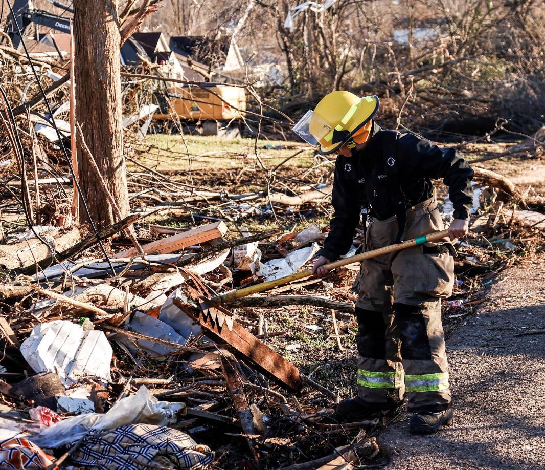 Cerca de 50 horas después de que el edificio colapsara al paso de un tornado de categoría F3 en la escala de Fujita, con un máximo de 5 y que clasifica estos fenómenos por la destrucción que dejan a su paso, autoridades estatales, locales y federales confían en el éxito de las todavía “tareas de rescate”.
