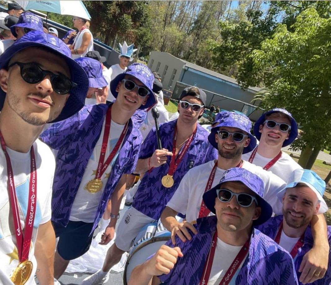Los campeones del mundo con camisetas conmemorativas por el título mundial.