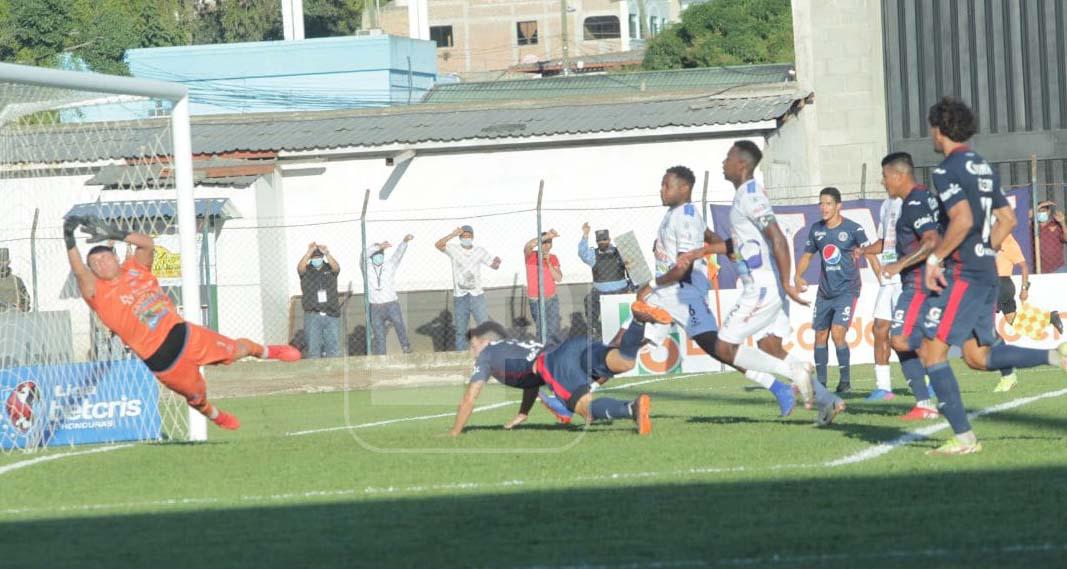 Momento del remate de Franco Olego que se metió al fondo de las redes.
