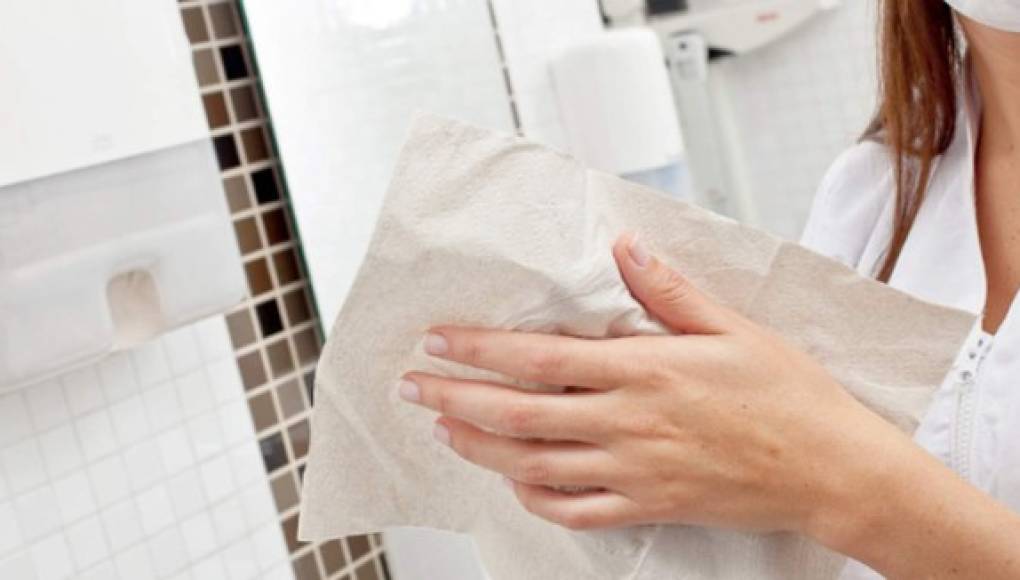El papel es mejor que el secador de manos contra los virus, revelan estudios
