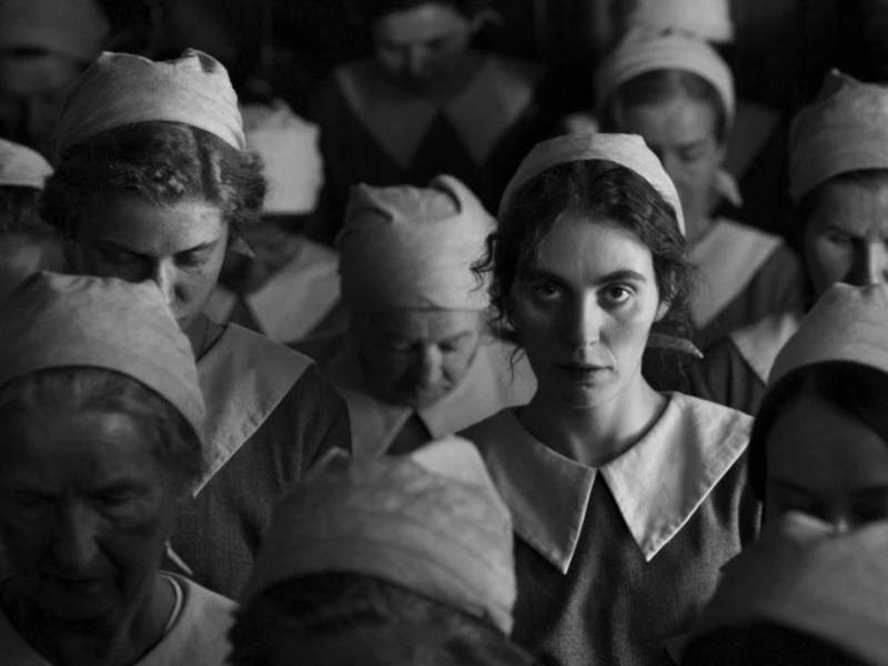 “The Girl with the Needle” no se recrea en los momentos más escabrosos, que no muestra, y permite ver los problemas de la estructura social de la época.