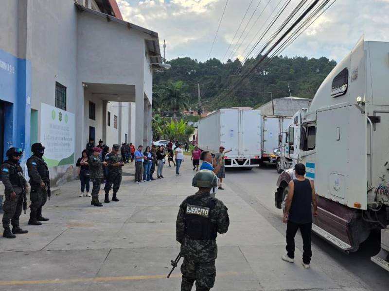 Las unidades que trasladaron el material electoral llegando a Santa Rosa de Copán.