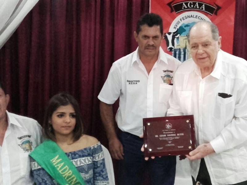 En 2016 don César Nasthas recibió un homenaje por parte de la directiva de la Asociación de Ganaderos y Agricultores de Atlántida (AGAA) por su aporte a la economía del rubro de la leche.