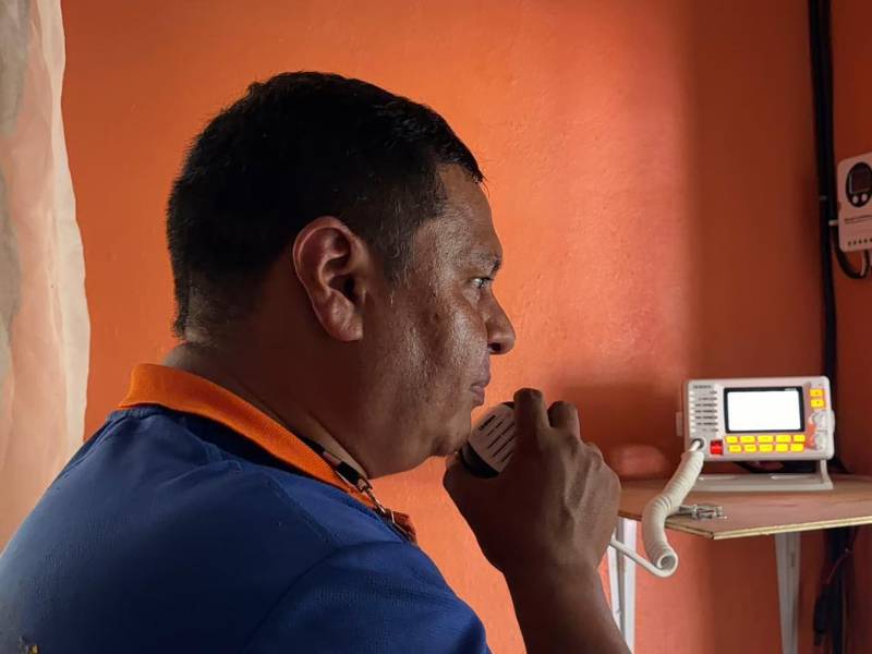 Los pescadores de Atlántida ahora navegan más seguros gracias a nuevos sistemas de alerta temprana instalados en tierra firme y portátiles en las embarcaciones.