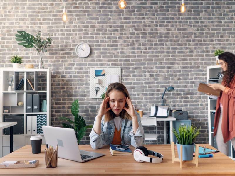 Dos de cada tres profesionales admiten tener serias dificultades para encontrar el tiempo y la energía necesarios para realizar sus tareas habituales debido a la sobrecarga digital en el trabajo. Foto: Vitaly Gariev (Pexels)