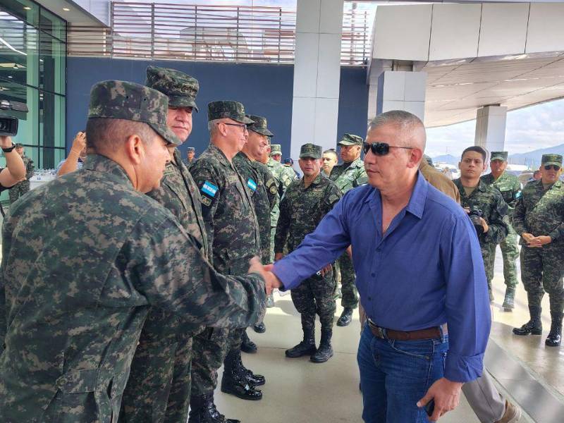 El general Hernández saluda a altos mandos de las FF AA este miércoles.