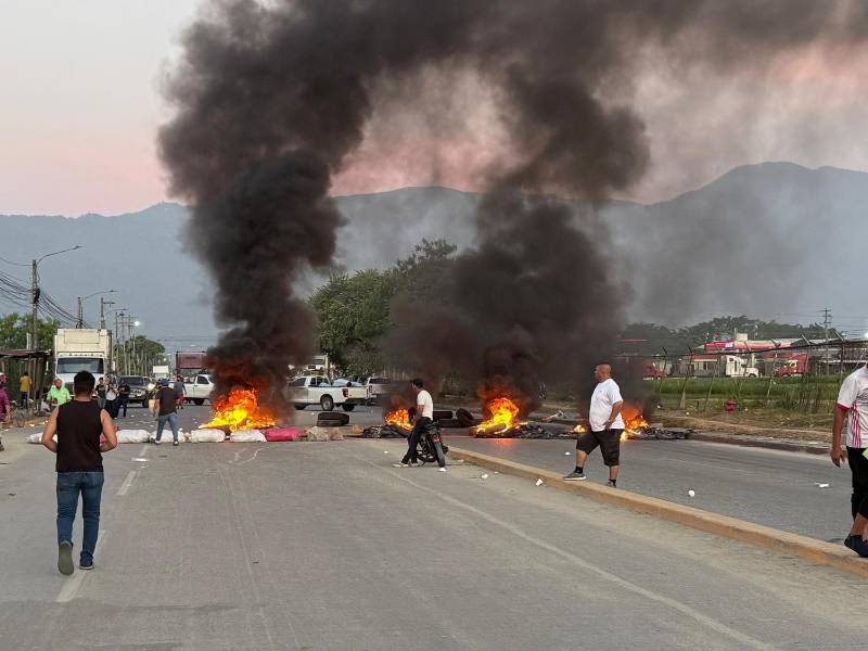 Con quema de llantas iniciaron las manifestaciones.
