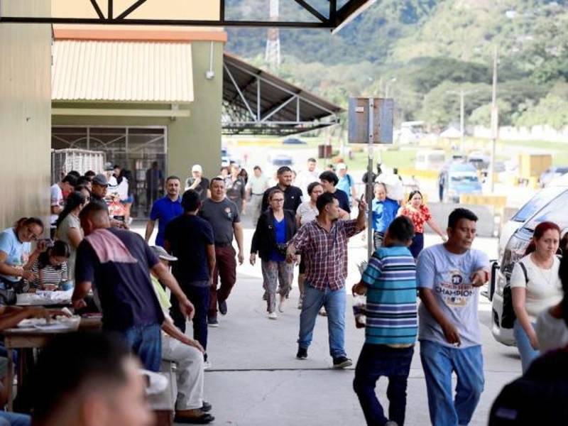 Pasajeros se movilizan en las terminales del país en la antesala de la Semana Morazánica, en medio de la preocupación generalizada por el alza en los costos del transporte.