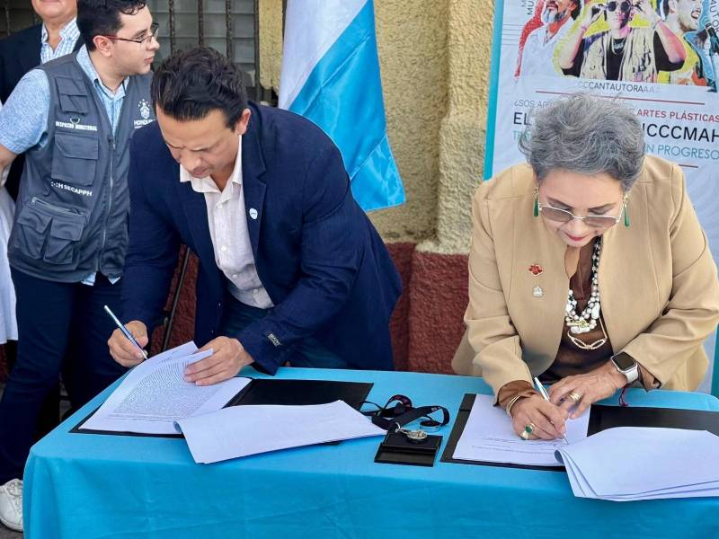 Mario Guillén, representante de la empresa Erigo Ingeniería, y la ministra Anarella Vélez formalizaron la firma que marca el inicio de la restauración del edificio de la Aduana.