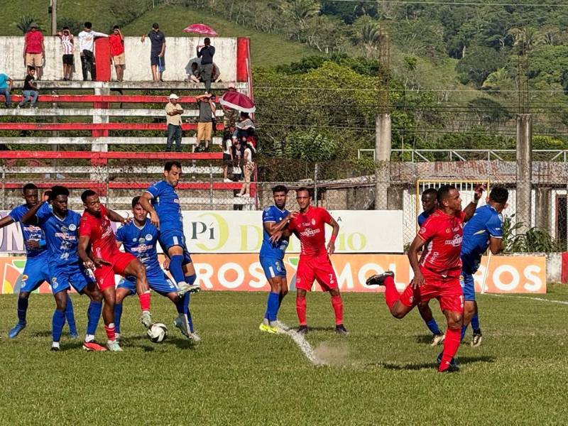 Una de las acciones del partido entre Real Sociedad y Victoria por la fecha 17.