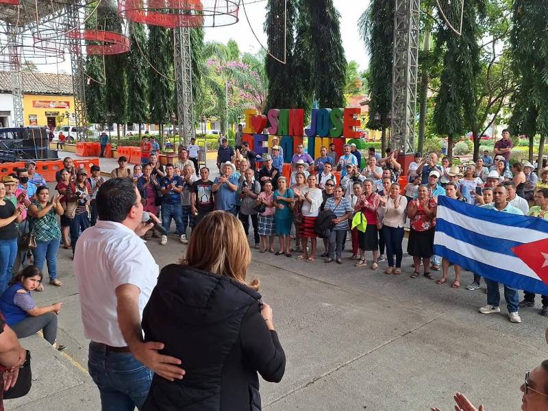 Los médicos cubanos ya fueron despedidos por cierta parte de la población en las comunidades donde se encontraban laborando.