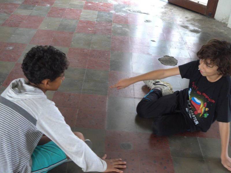 <b>Sinopsis: </b>La sombra de ayer trata sobre dos niños en riesgo social, Jaziel y Deva. Jaziel es un niño brillante en la escuela. Su madre está enferma y los pandilleros del barrio están coqueteando con él porque quieren introducirlo dentro de la estructura, pero él no quiere. Entonces el chico huye en un momento súper crucial y es reclutado por la pandilla del otro barrio. Por su parte, Deva está bajo el cuidado de Berta, mientras su madre Siloé está en Estados Unidos trabajando. Siloé tiene un pasado oscuro y no puede regresar al país.