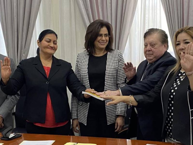 El abogado Orbin Montoya cuando es juramentado.