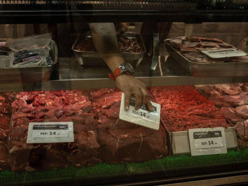 Un empleado cambia el precio de la carne en una carnicería de Caracas, Venezuela, el 13 de enero de 2026. Aunque la economía del país no está formalmente dolarizada, los venezolanos hoy dependen del dólar estadounidense.