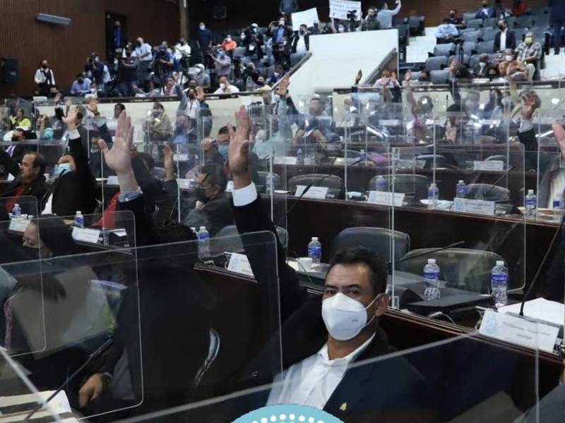 Diputados levantan la mano para votar a favor de la derogación de la Ley de Secretos.