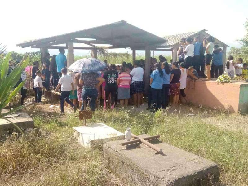 Familiares y amigos asistieron al sepelio de Concepción Cortés, quien murió junto a su hermano y su cuñada en un accidente en Naco, Cortés.