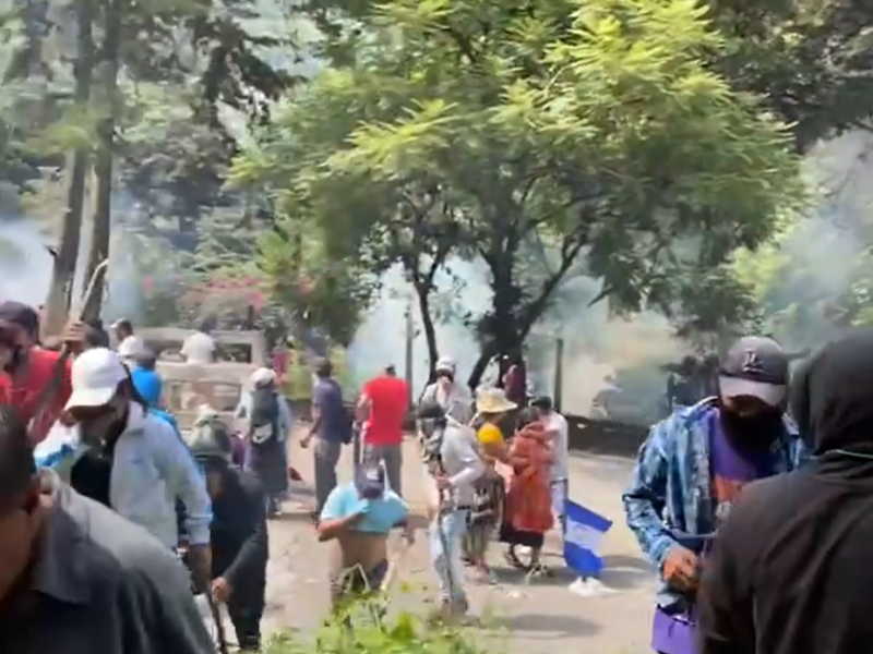 Video: Lanzan gases lacrimógenos a ciudadanos de Chimaltenango