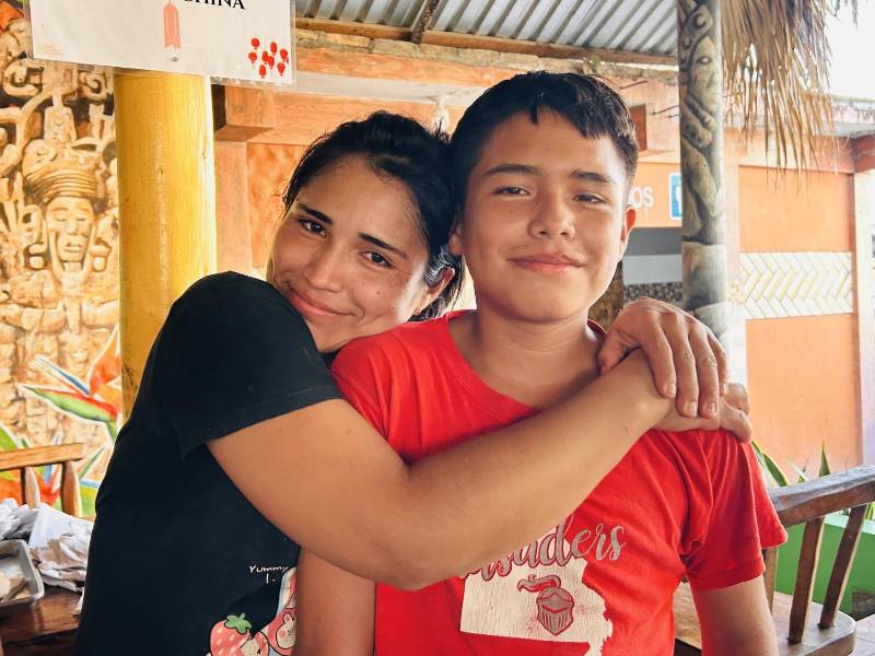 Ana Sofía Monge Sánchez y su hijo Erick Eduardo Monje trabajan juntos en un restaurante de La Entrada, Nueva Arcadia, Copán.