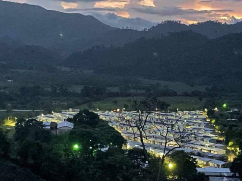 ”Hay fiesta, estamos felices, estamos llorando”, dijo Zaida Portillo, vicepresidenta de la colonia San Francisco de Asís de Macuelizo al compartir con LA PRENSA Premium que ya, por fin, después de cuatro años de espera por fin sus casas tienen energía eléctrica.