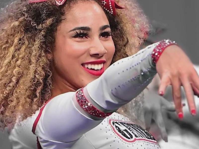 Una porrista que se equivocó de vehículo en un estacionamiento fue baleada por el dueño del auto.