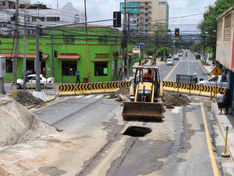 El hundimiento que se registró en la 1 calle entre 6 y 7 avenida se debió al mal estado de una tubería de aguas negras.