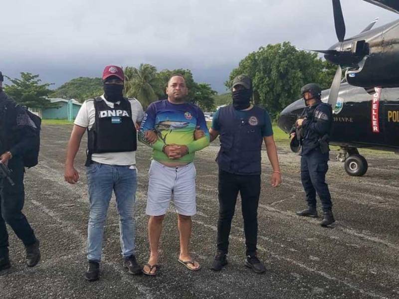 Agentes de la Dirección Nacional Policial Antidrogas trasladan a Tegucigalpa al extraditable Michael Derringen, alias “El caracol”.