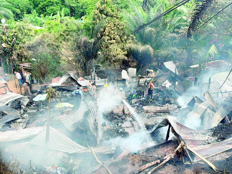 La vivienda se quemó por completo en pocos minutos, ya que estaba construida de madera y partes de bloque y láminas.