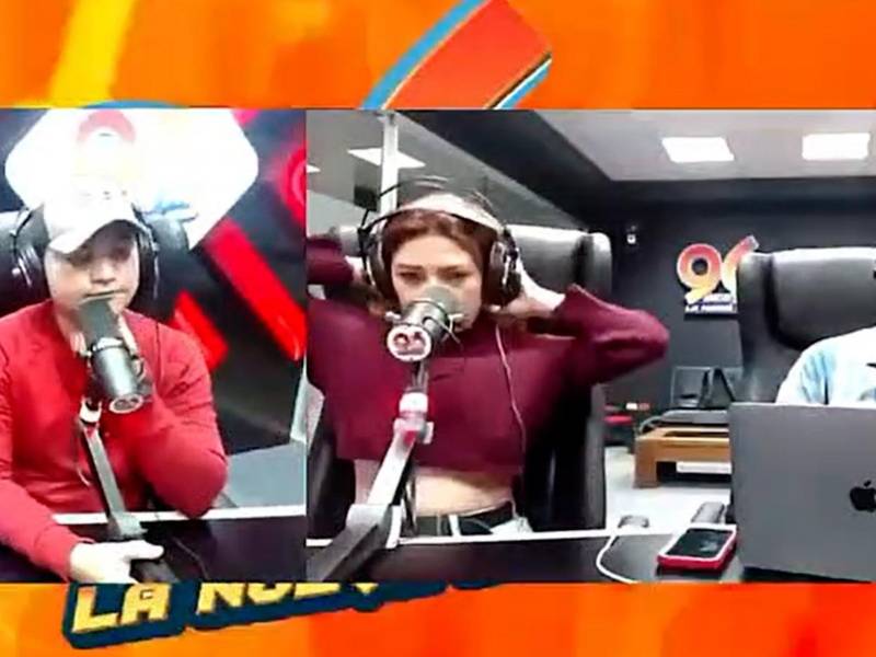 Locutores presentando programa.