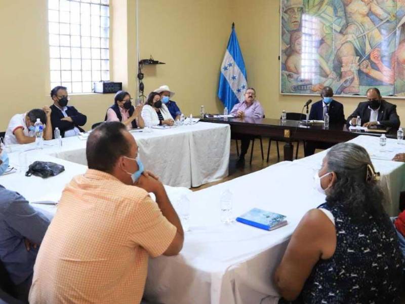 Representantes de los campesinos y de la comisión del INA, la SAG y el Congreso.