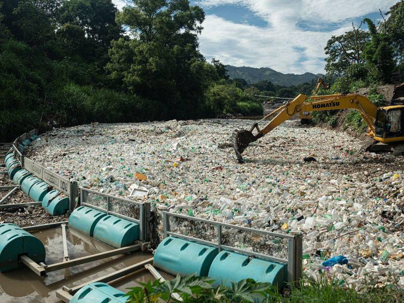 El río Motagua transporta entre 8,500 y 20,000 toneladas de residuos al año, una cifra que algunos analistas consideran conservadora.