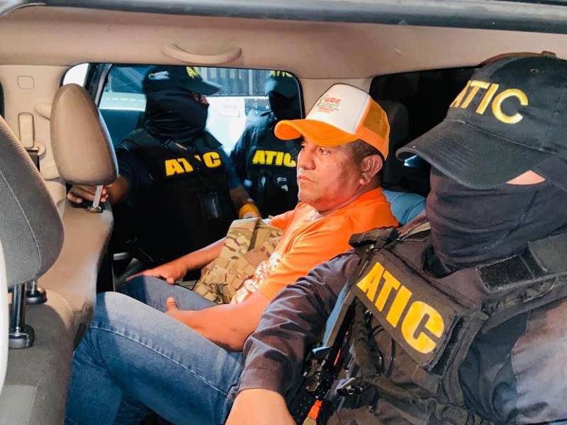 Santos Orellana al ser detenido por miembros de la ATIC.