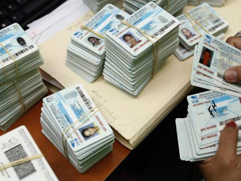 Enrrolador del RNP durante la entrega del nuevo DNI.