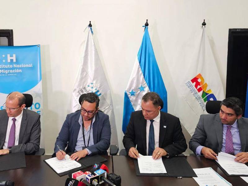 Los consulados móviles para hondureños en Estados Unidos se instalarán en ocho ciudades. Aquí el día que se anunciaron dichas instalaciones.