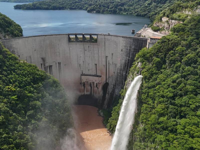 Fotografía de archivo de descargas de agua del embalse de agua en la represa hidroeléctrica El Cajón.