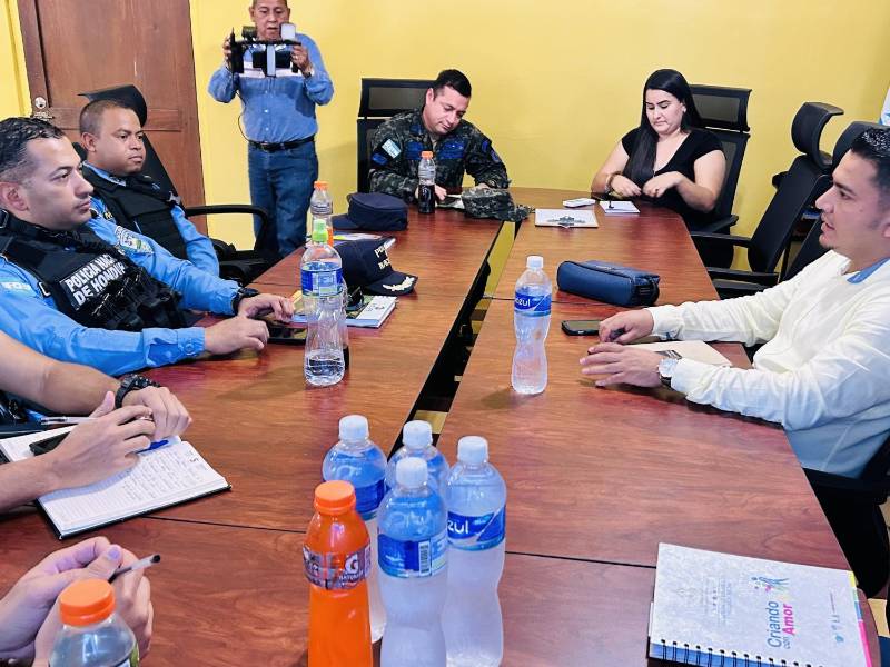 Autoridades policiales, militares y del gobierno local se reunieron para tratar el tema de inseguridad en La Jigua, Copán, occidente de Honduras.