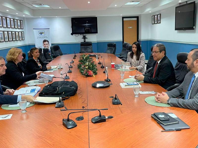 <b><span class=mln_uppercase_mln>Visita.</span></b> Representantes del FMI con ejecutivos del Cohep.