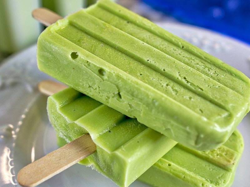 Paletas de frutas y de aguacate.