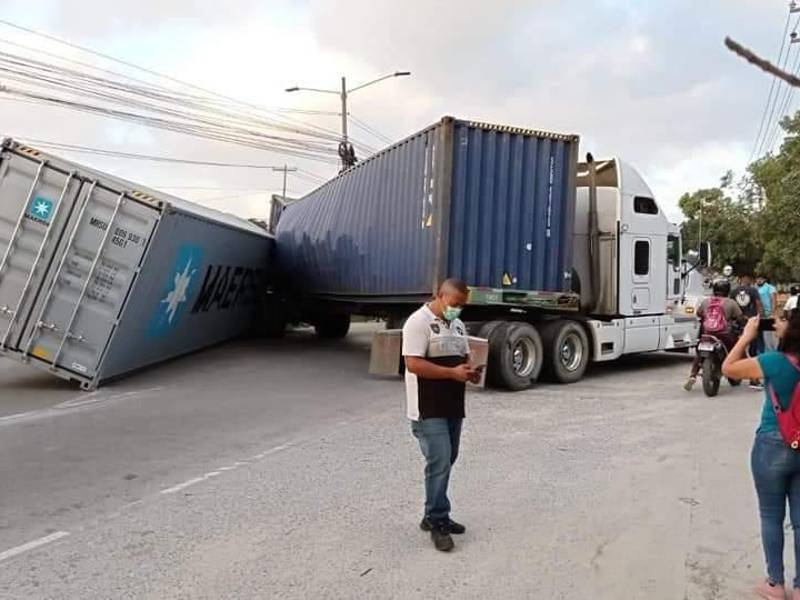 El caos vehícular se ha producido porque los carros están usando la vía contraria.