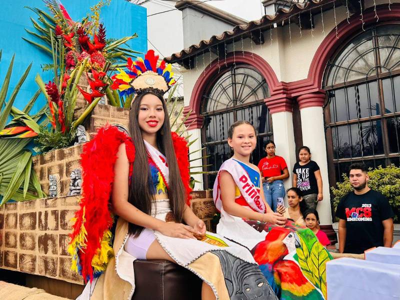 Las principales calles del centro histórico de Copán Ruinas se vistieron de color esta mañana con un desfile de carrozas en el que participaron las reinas de belleza, princesas y madrinas de la feria patronal en honor a San José.