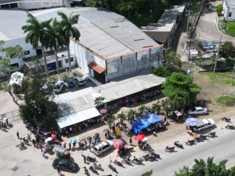 Decenas de personas se congregan a la orilla del bulevar de Choloma, formando largas filas mientras esperan su turno para ingresar a las oficinas de Inversiones Koriun y reclamar las ganancias de sus depósitos.