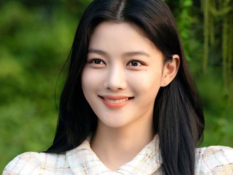 Kim Yoo-jung es una actriz y modelo originaria de Corea del Sur. Es conocida por su papel protagónico adolescente en series como “Moon Embracing the Sun” (2012), “May Queen” (2012) “Angry Mom” (2015) y “Love in the Moonlight”.