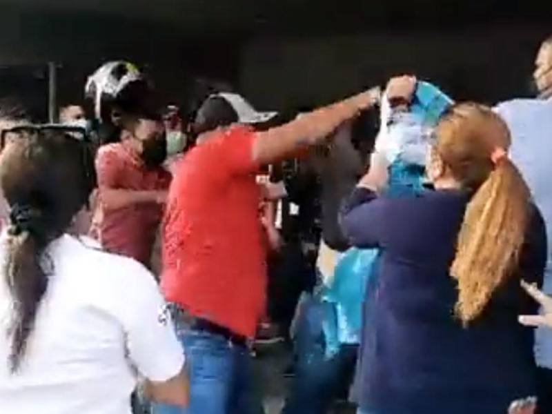 Empleados de la Secretaría del Trabajo y colectivos de Libre se enfrentaron.