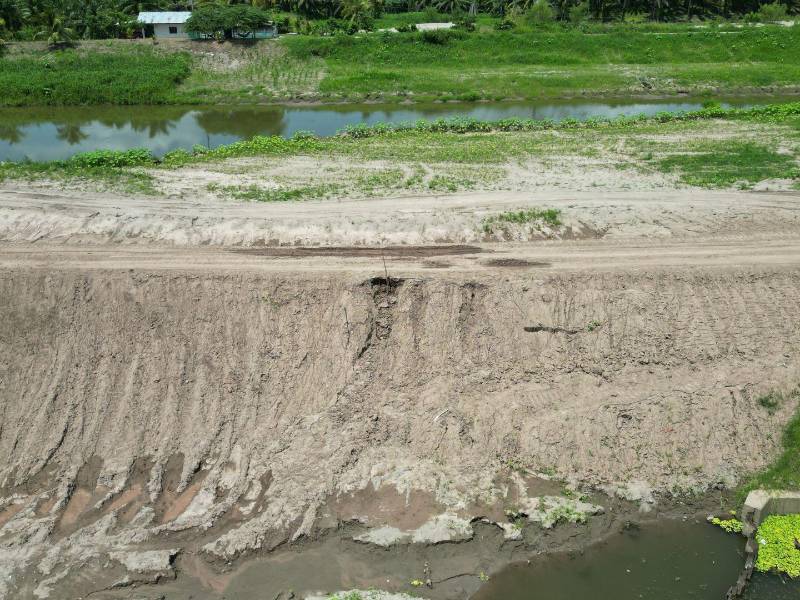 El bordo construido hace dos meses en el canal de Amapa, para proteger colonias como La Duarte y San Isidro, ya presenta grietas. Los pobladores vuelven a estar en zozobra.