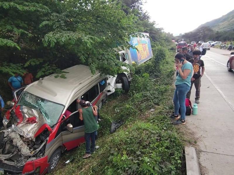 Una aparatosa colisión entre un pesado camión repartidor de churros y un bus rapidito dejó cómo resultado: cuantiosas pérdidas materiales para ambos automóviles y un total de 10 personas lesionadas en Copán.