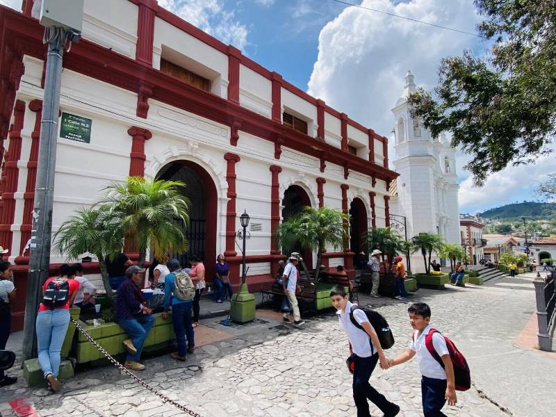 Los edificios históricos de Santa Rosa de Copán se alzan majestuosos como los más antiguos testigos de una arquitectura centenaria que ha sobrevivido al paso de los años.