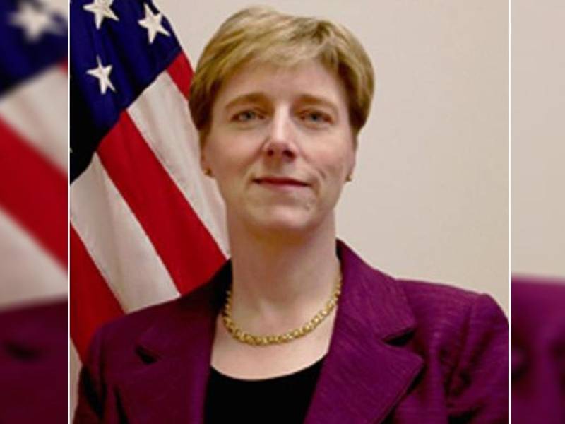 Laura Farnsworth Dogu es una diplomática de carrera.